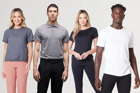 Duas mulheres e dois homens vestindo diferentes modelos de blusas básicas