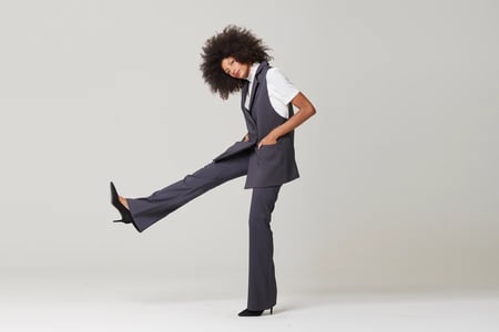 Mulher vestindo modelo de calça ideal para trabalhar