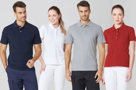 Quatro modelos, 2 homens e 2 mulheres, vestidos com camisas polos e cores diferentes