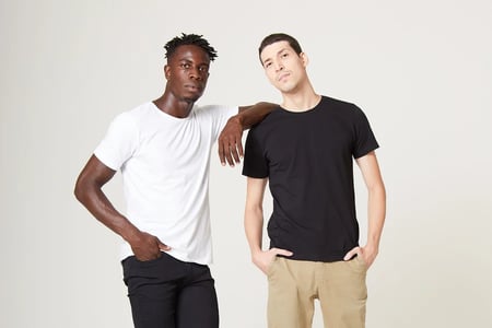 Dois homens vestindo camisa de algodão egípcio, um na cor branca e outro na preta
