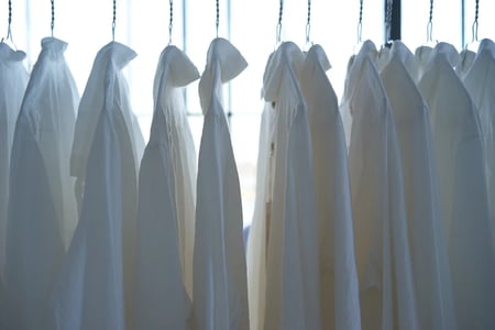 Arara com camisas sociais brancas penduradas