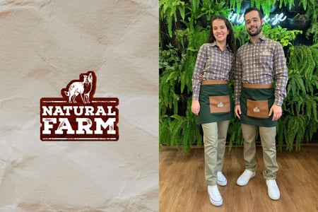 Uma mulher e um homem vestindo os uniformes da Natural Farm criados pela Dash Uniformes.