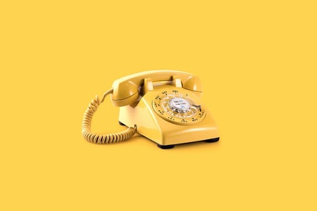 Telefone antigo amarelo.