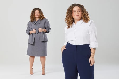 A mesma mulher vestindo dois modelos de roupas sociais plus size, um com blazer e saia e outro com camisa e calça.