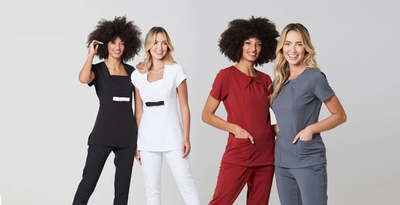 Mulheres vestindo scrubs de diferentes cores: preto, branco, vermelho e cinza.