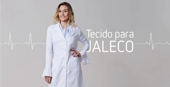 Mulher loira vestida com um jaleco branco de manga comprida