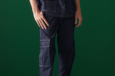 Lateral de uma calça cargo jeans masculina com foco no bolso