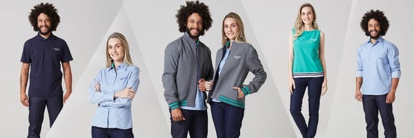 Uma mulher e um homem vestindo os modelos de uniformes criados pela Dash para o Colégio Bernoulli.
