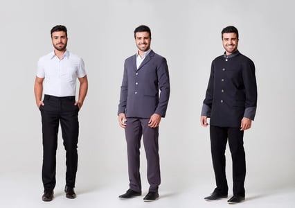 Três homens vestindo uniformes para condomínio