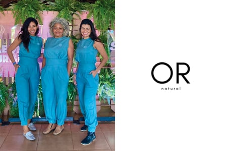 3 mulheres vestidas com os novos uniformes azuis da OR Natural
