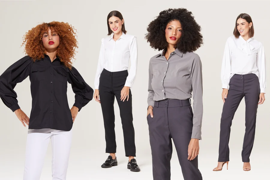 Quatro mulheres vestindo diferentes modelos de camisa social feminina