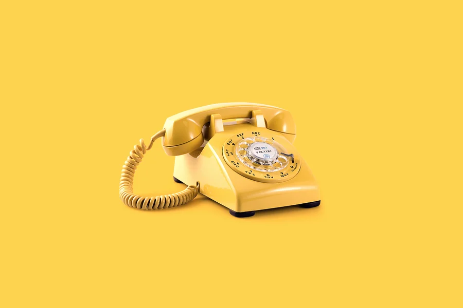 Telefone antigo amarelo.
