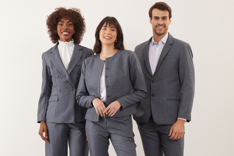3 modelos, duas mulheres e um homem, vestindo diferentes modelos de ternos risca de giz na cor cinza chumbo