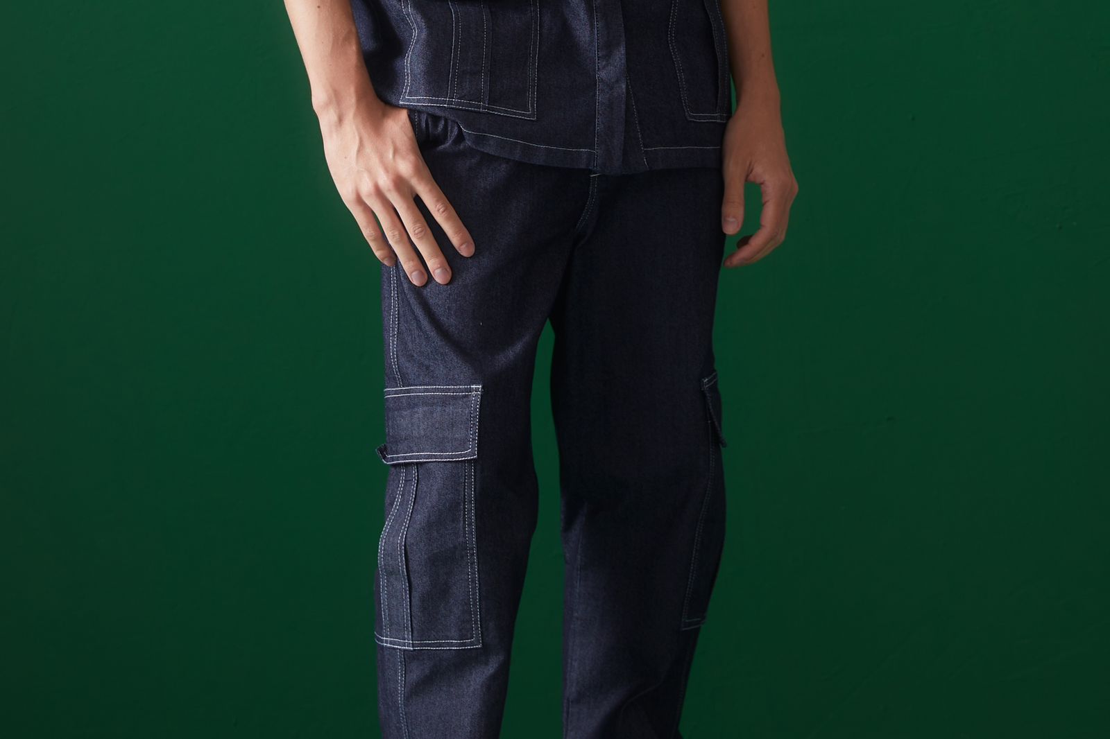 Lateral de uma calça cargo jeans masculina com foco no bolso