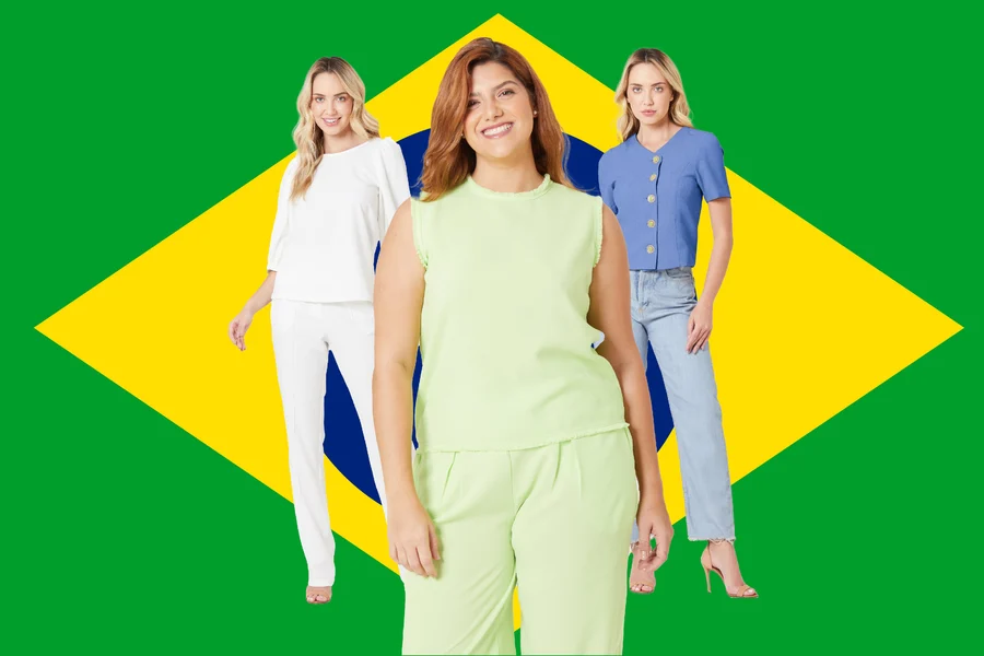 Três mulheres vestindo diferentes combinações de uniforme com as cores do Brasil.