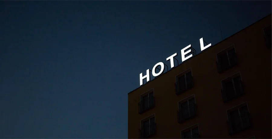 Fachada com letreiro luminoso de um hotel