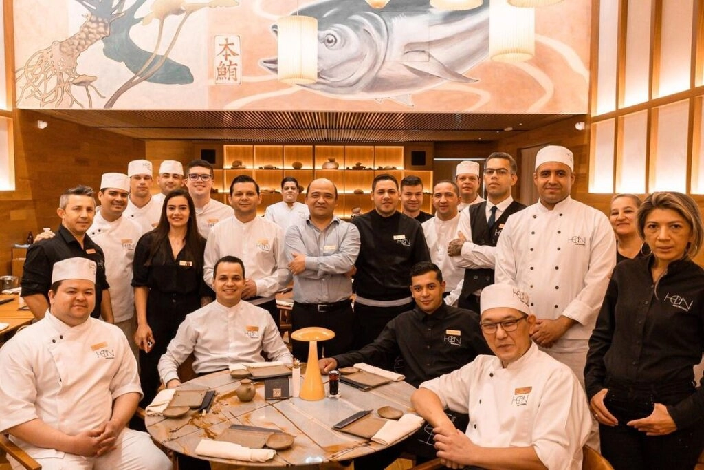 Equipe uniformizada do restaurante japonês HON MAGURO. 