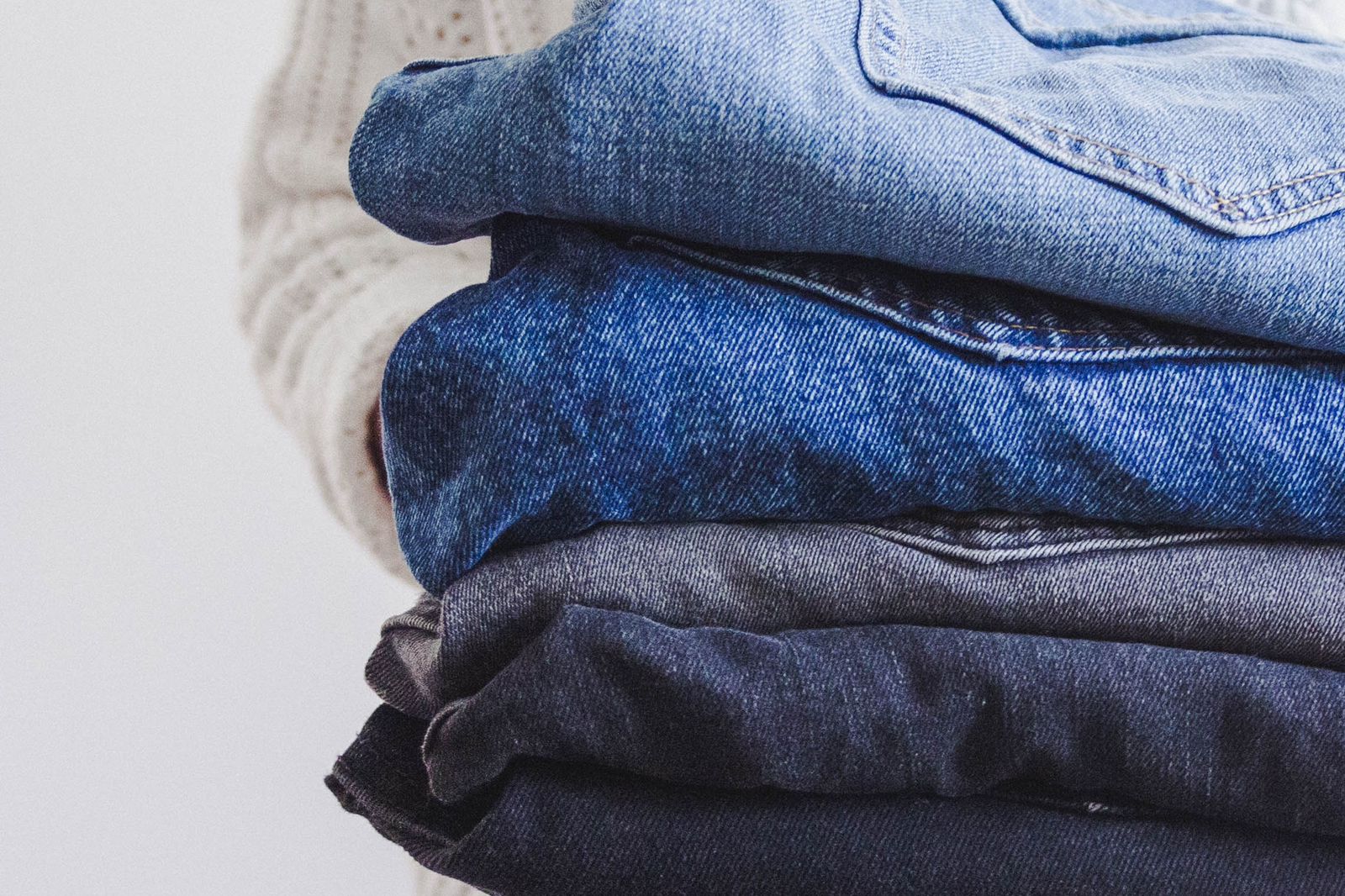 Como montar combinações de uniformes jeans para o trabalho