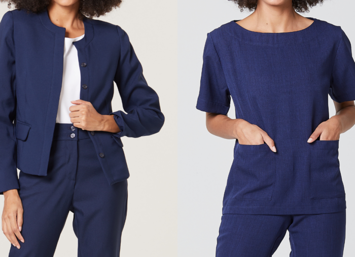 Duas modelos, uma do lado da outra, vestindo uniforme de secretária de clínica, uma de blazer e calça social e a outra de scrub. ambos na mesma tonalidade de azul.