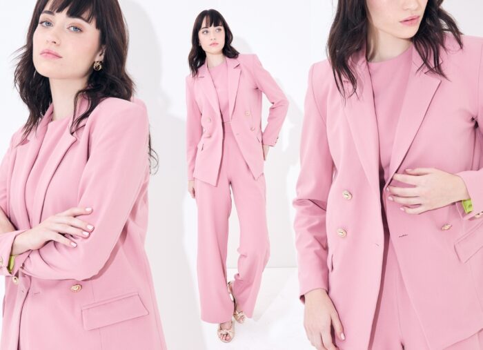 Modelo usando uniforme rosa monocromático