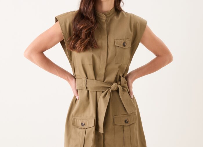 Modelo veste Vestido Gola Padre Estela Caqui.
