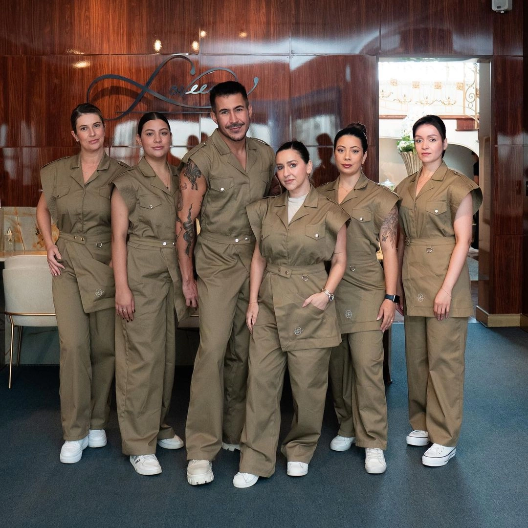 Equipe Loveena vestindo o uniforme que representa a identidade da marca, e não a coloração pessoal de cada colaborador.