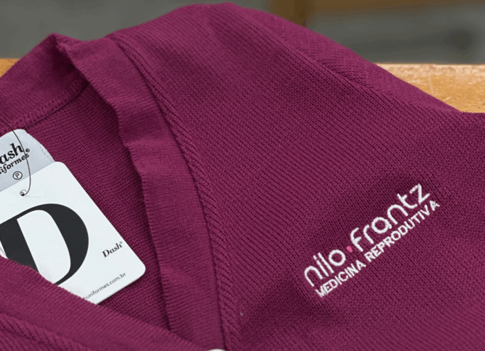 Bordado em uniforme feito pela Dash, para a Clínica Nilo Frantz.
