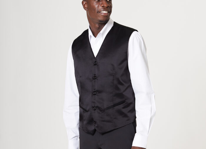 modelo veste colete social preto e camisa social para representar um uniforme para buffet
