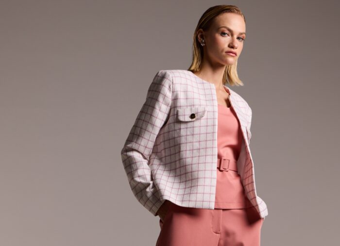 Modelo veste linha social dos novos uniformes da Clínica Imuno Brasil