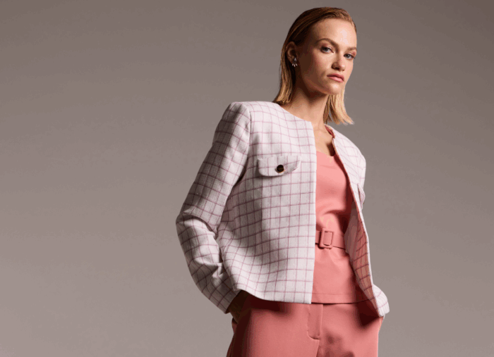 Modelo veste linha social dos novos uniformes da Clínica Imuno Brasil