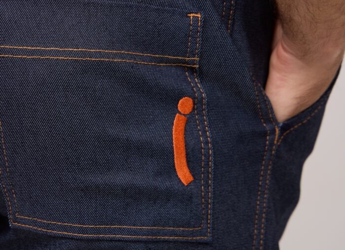 Bordado feito pela Dash nos uniformes da Movida tendo o símbolo como tipo de logo escolhido para destacar a marca.